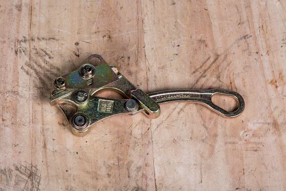 কেনা পাওয়ার লাইন ইনস্টলেশনের জন্য 3T পুলিং ক্ষমতা সহ 16-32 মিমি ক্যাবল কাম অ্যালং ক্ল্যাম্প online manufacture