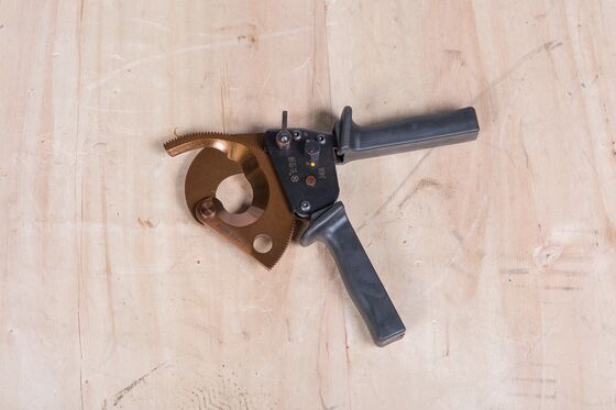 কেনা Heavy-Duty Ratcheting Cable Cutter with High-Strength Steel Blade for Copper and Aluminum Wires online manufacture