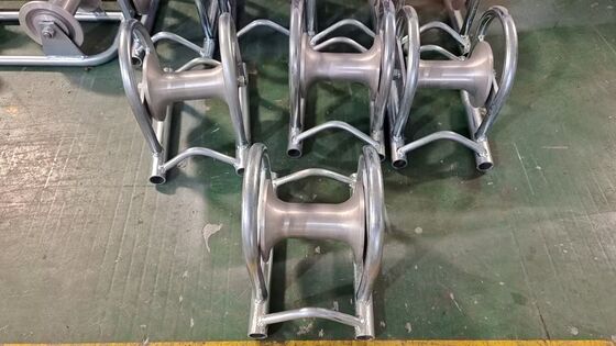 কেনা মসৃণ পাওয়ার লাইন স্থাপনের জন্য ব্রিজ-টাইপ ডিজাইন সহ 10KN রেটেড লোড জিঙ্ক-লেपित ইস্পাত কেবল রোলার online manufacture